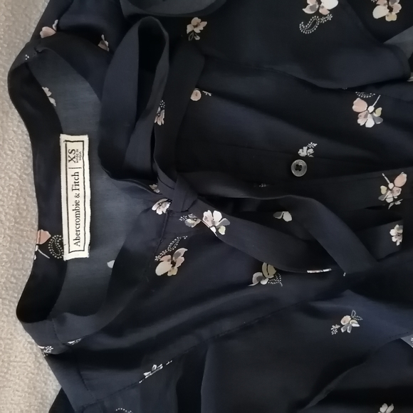 💙 Abercrombie Ruffled Blouse - Picture 6 of 6